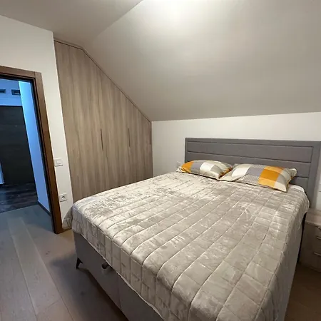 Mica アパート ズラティボール